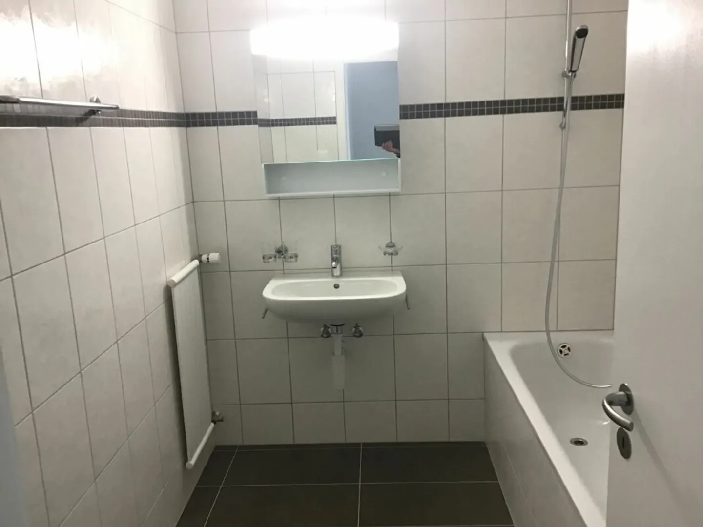 Appartamento familiare con 4,5 stanze e balcone chiuso! - Foto 5 di 8