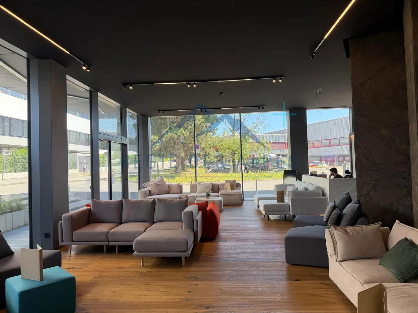 Bellissimo spazio commerciale a Meyrin - Foto 1 di 6