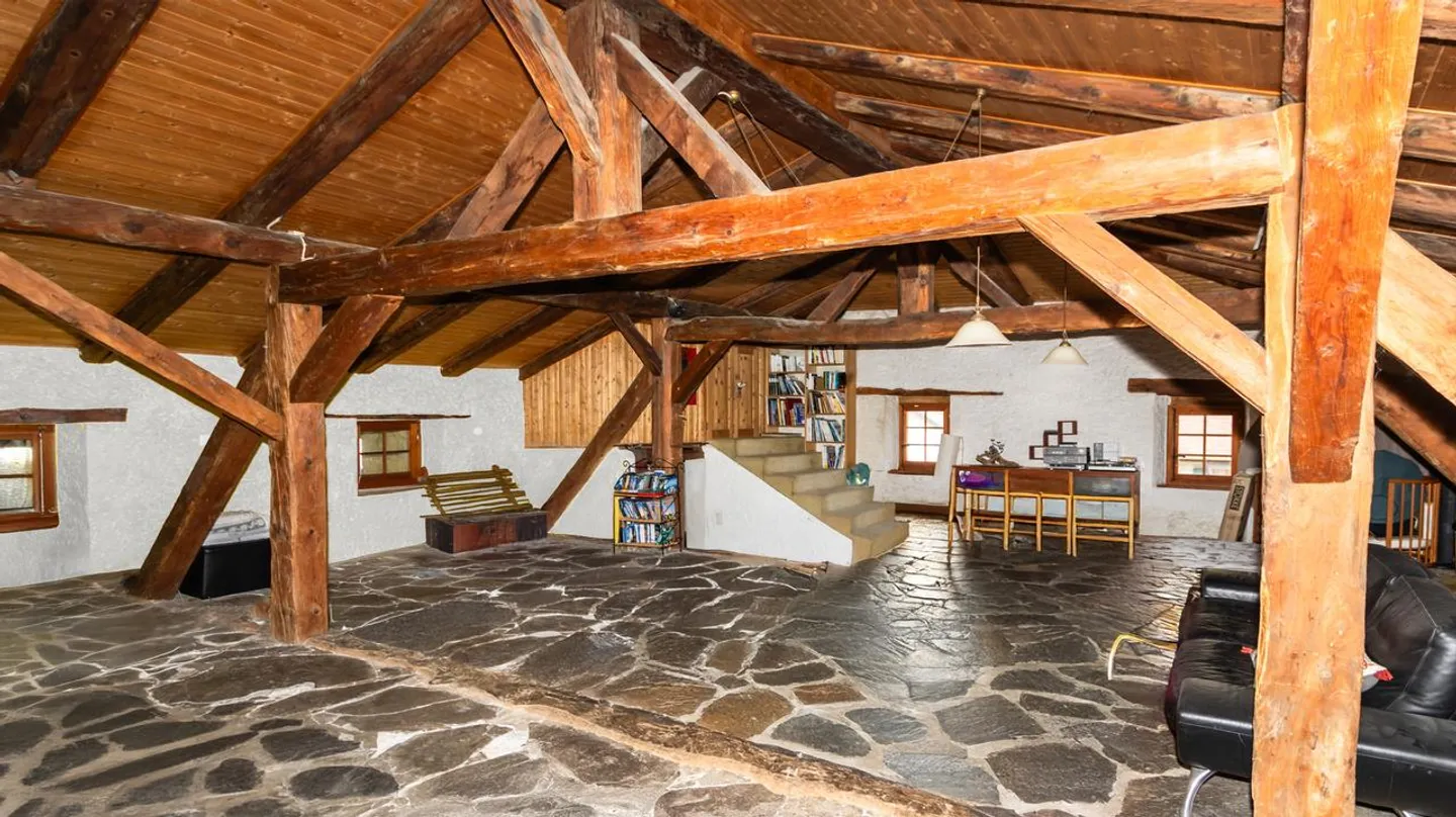IN VENDITA CASA CON CARATTERE 5.5 STANZE A CHAMOSON - Foto 6 di 13