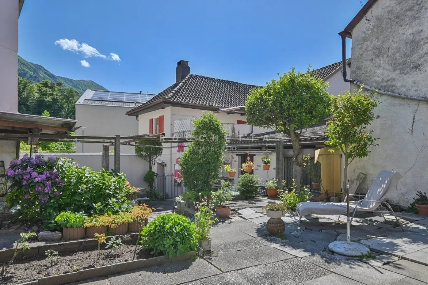 Large and well-kept historic Ticino house with splendid outdoor space - Photo 2 of 15