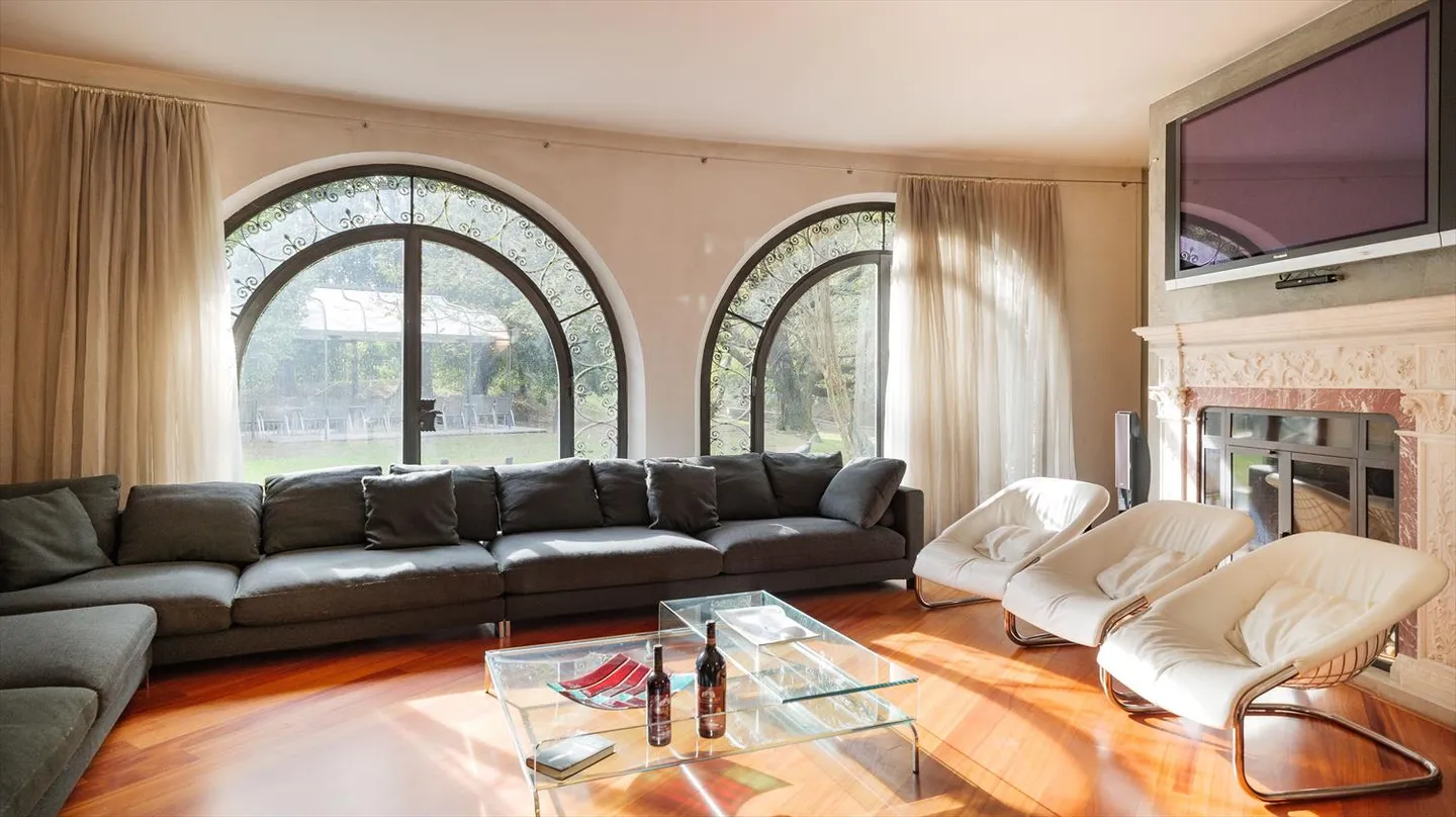 Villa di 16.5 camere con piscina coperta a Pollegio - Foto 3 di 9