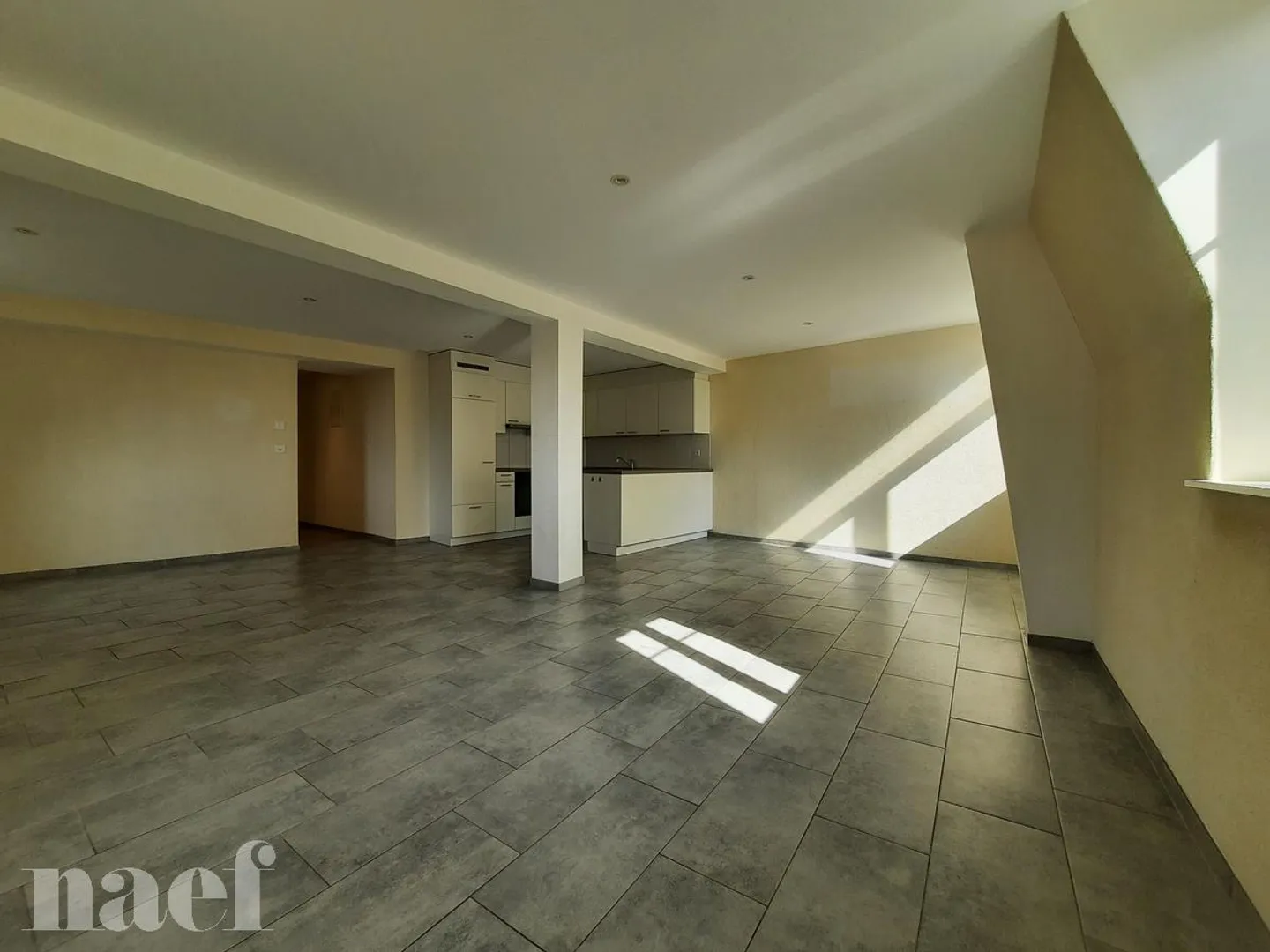 Schönes 3,5-Zimmer-Apartment im 4. Stock mit Aufzug - Photo 3 of 8