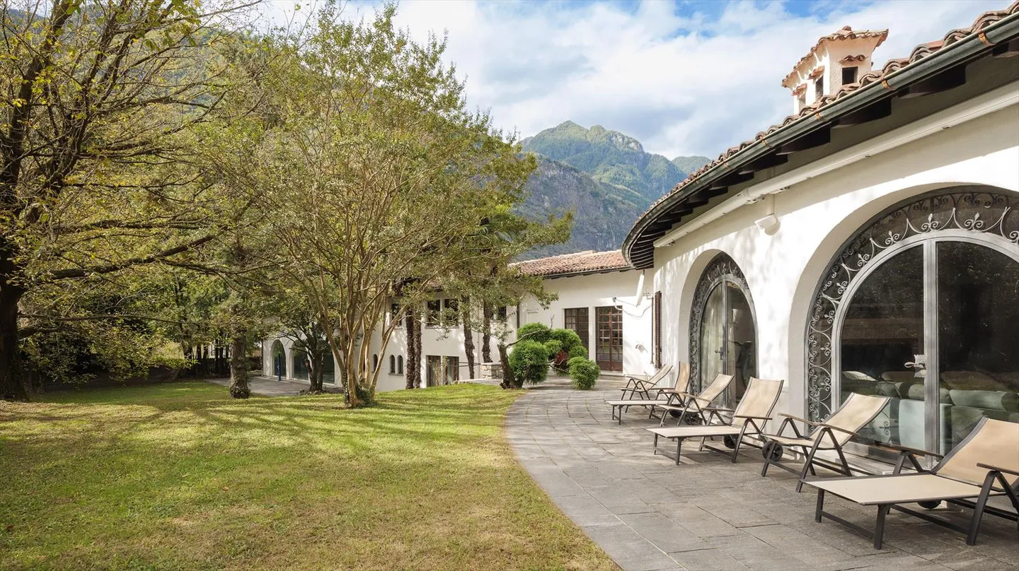 Villa di 16.5 camere con piscina coperta a Pollegio - Foto 1 di 9