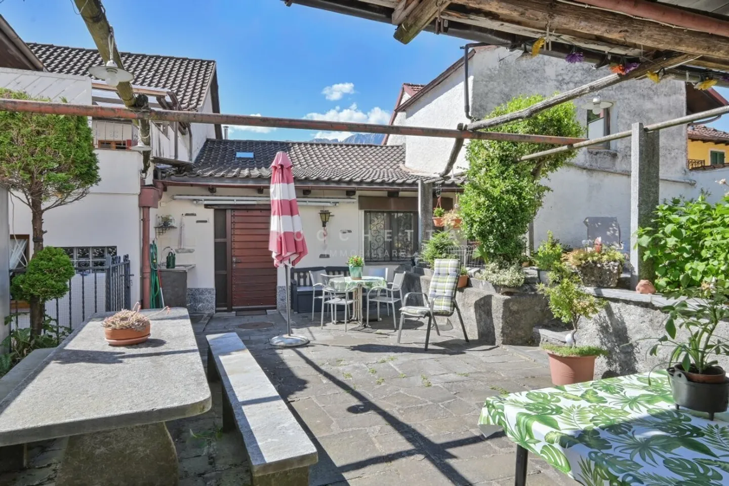 Large and well-kept historic Ticino house with splendid outdoor space - Photo 4 of 15