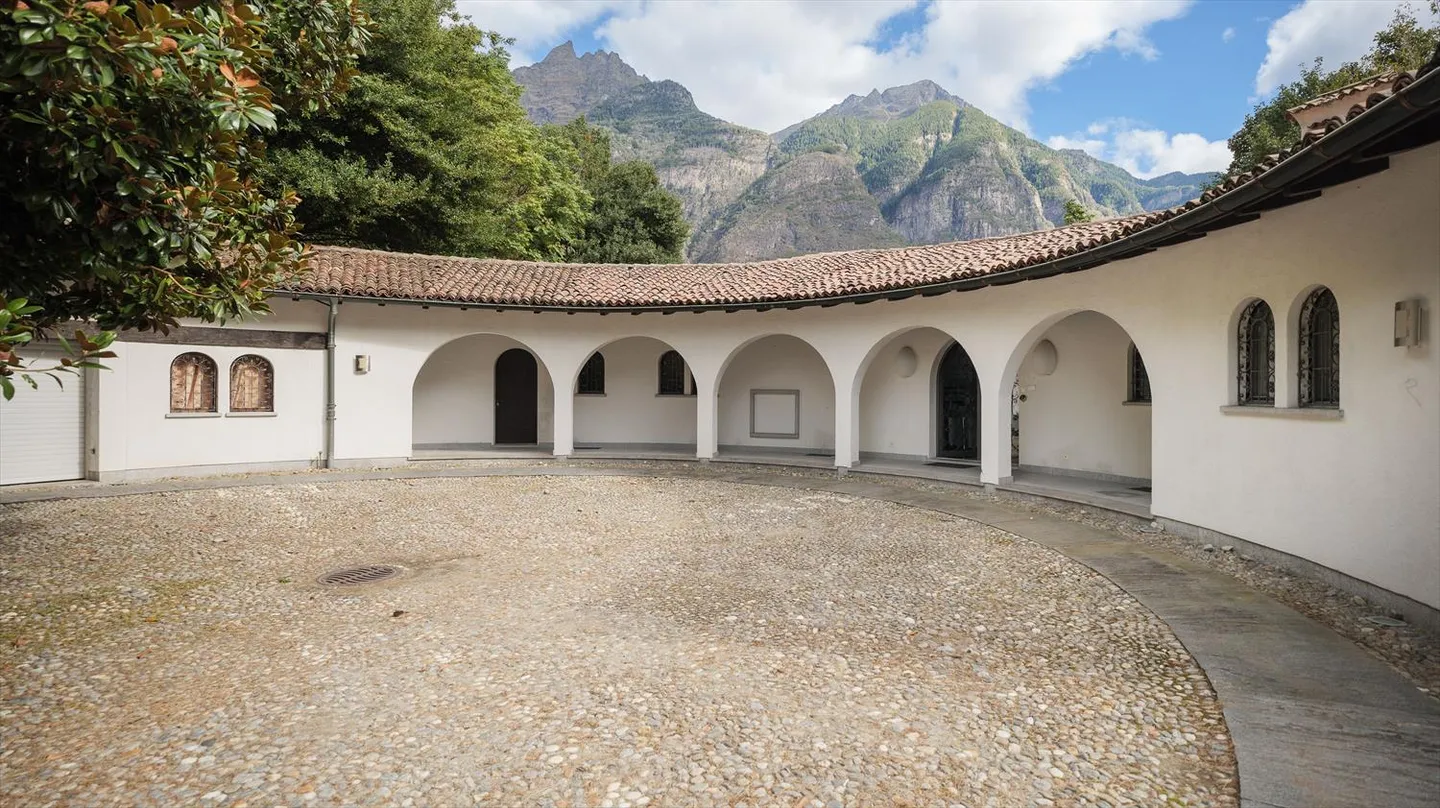 Villa di 16.5 camere con piscina coperta a Pollegio - Foto 2 di 9