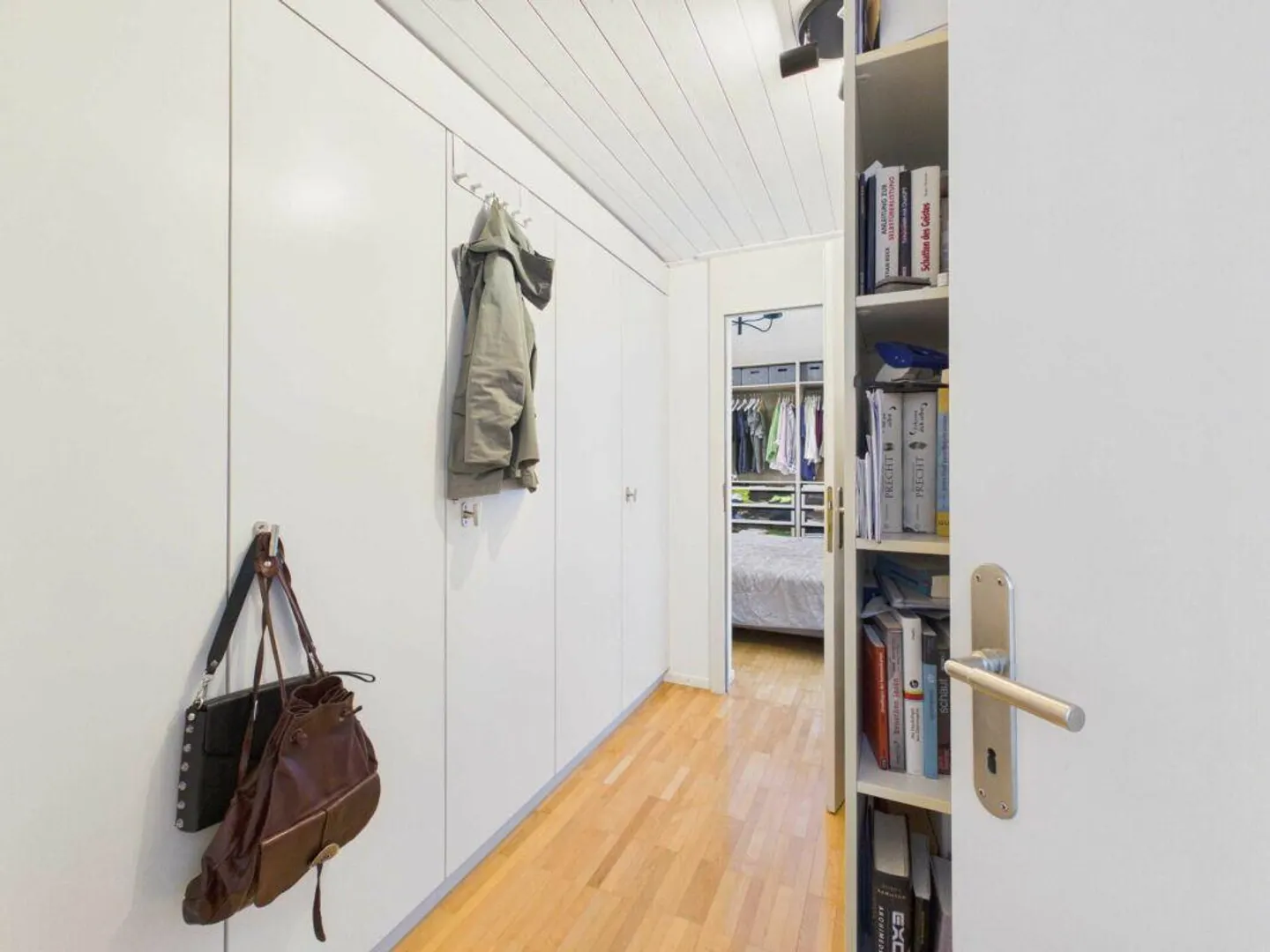 Attico unico di 3,5 locali con cucina e bagno moderni - Foto 5 di 12