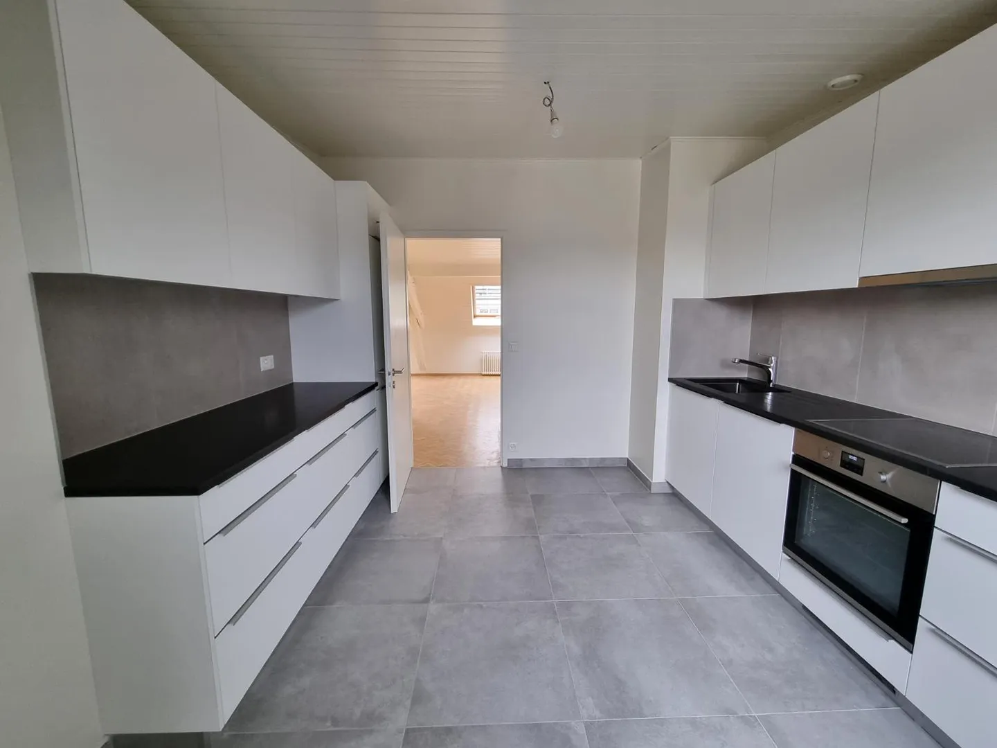 Dachgeschosswohnung mit 6 Zimmern in der Jonction - Foto 3 von 13