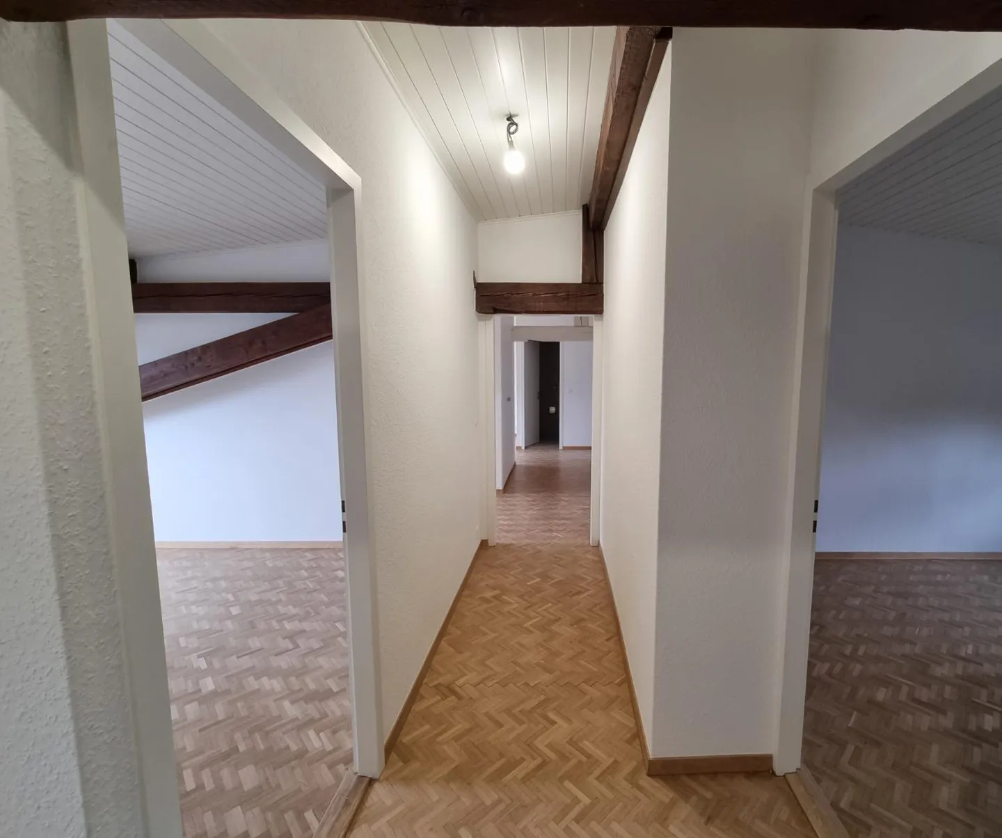 Dachgeschosswohnung mit 6 Zimmern in der Jonction - Foto 4 von 13