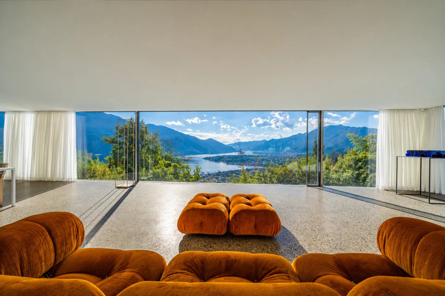 Iconic design villa with stunning lake view - Photo 2 of 16