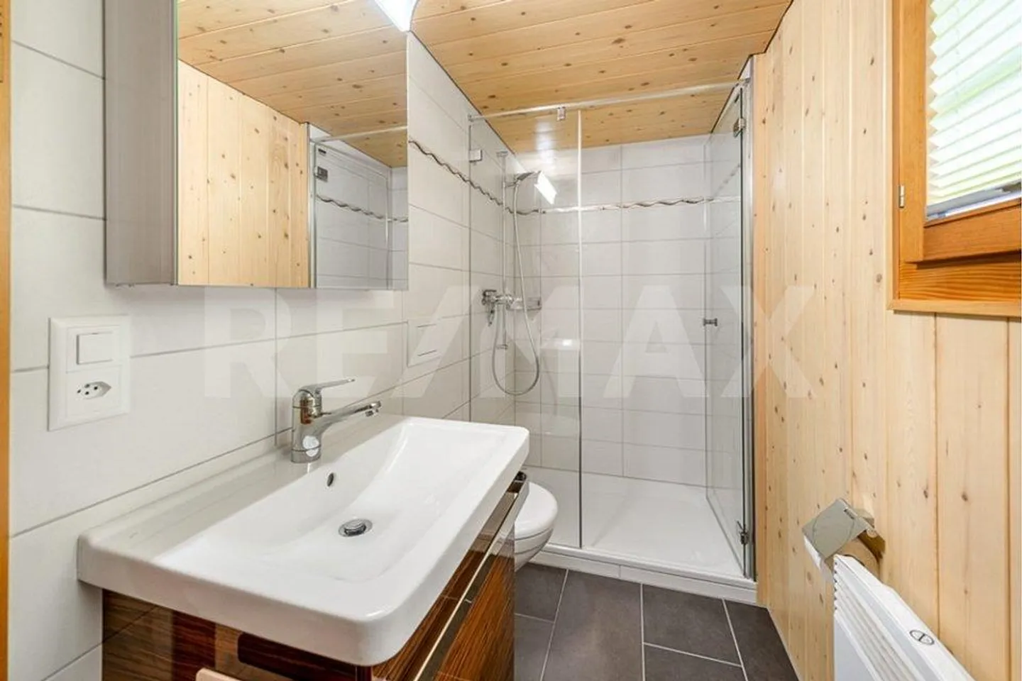 Gepflegtes 5½-ZImmer-Einfamilienhaus als Ferien- oder Festwohnsitz - Foto 9 di 13