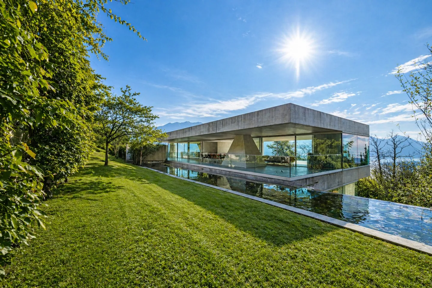 Iconic design villa with stunning lake view - Photo 4 of 16