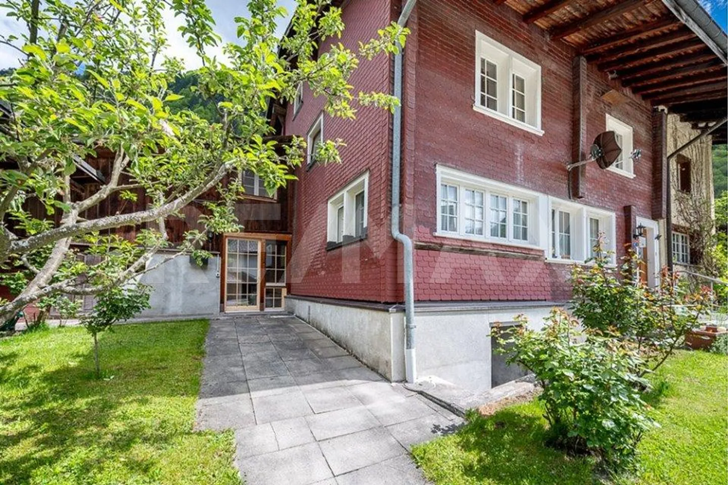 Gepflegtes 5½-ZImmer-Einfamilienhaus als Ferien- oder Festwohnsitz - Foto 1 di 13