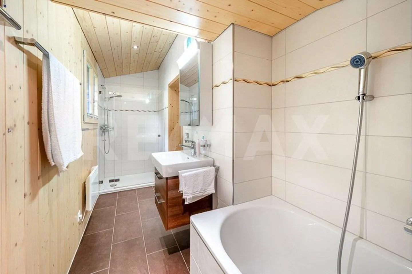 Gepflegtes 5½-ZImmer-Einfamilienhaus als Ferien- oder Festwohnsitz - Foto 12 di 13