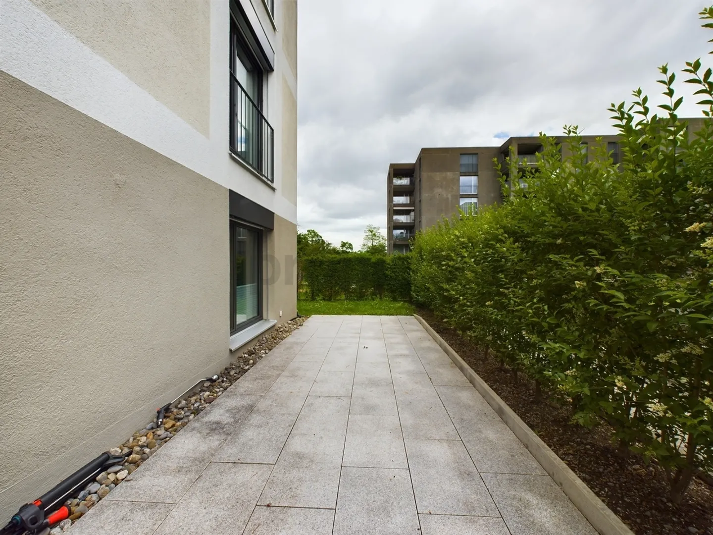 Appartement moderne de 2,5 pièces avec terrasse de jardin à Zurich Affoltern - Photo 8 sur 9