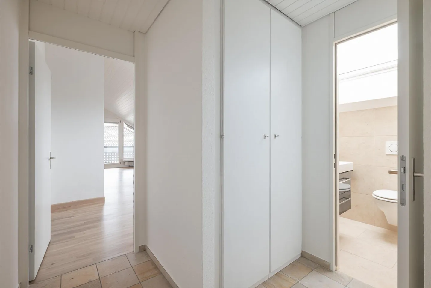 Renovated 1.5-room attic apartment in a central location - Photo 10 of 12