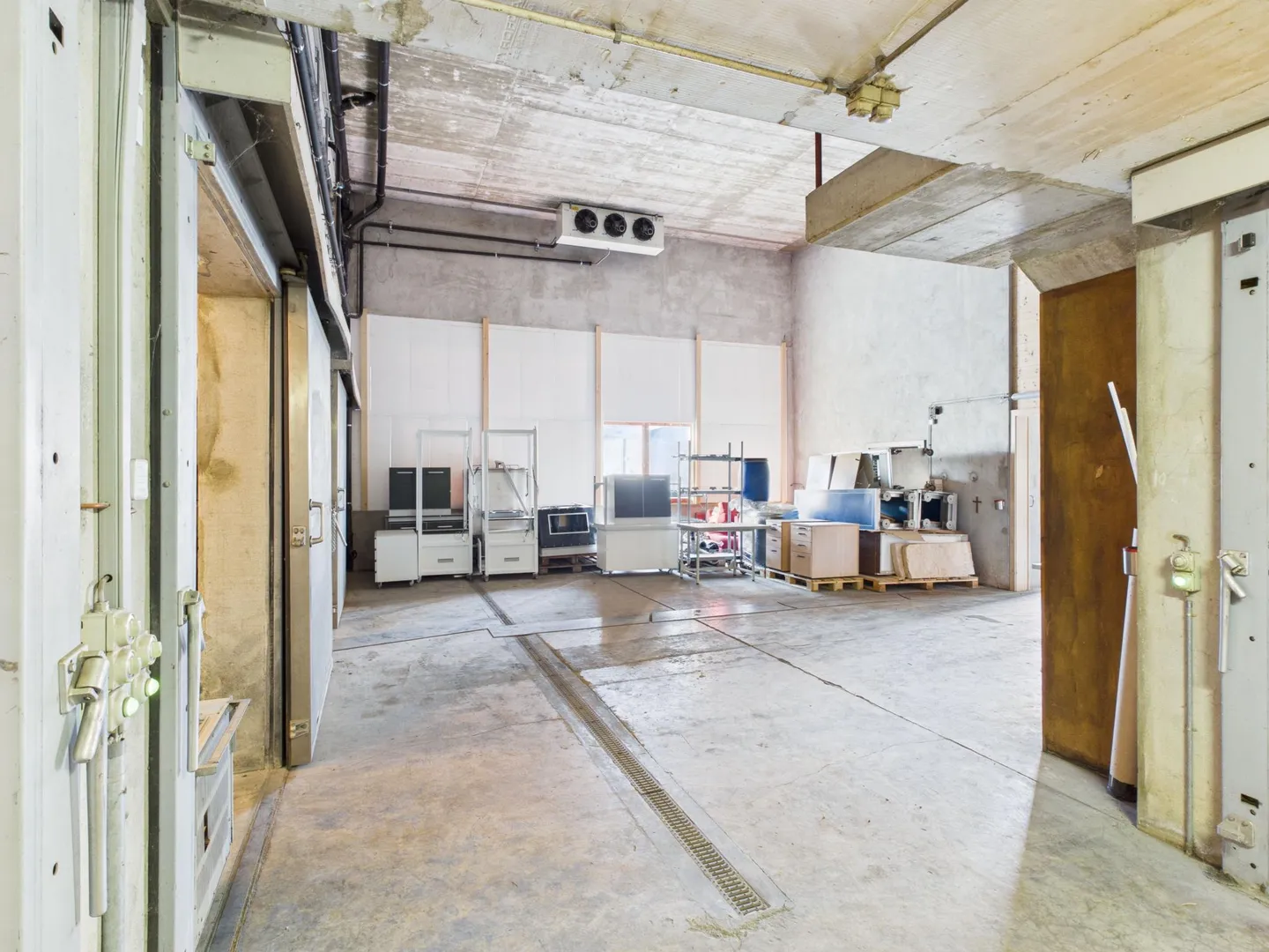 Mixed-use building for sale - Photo 4 of 9