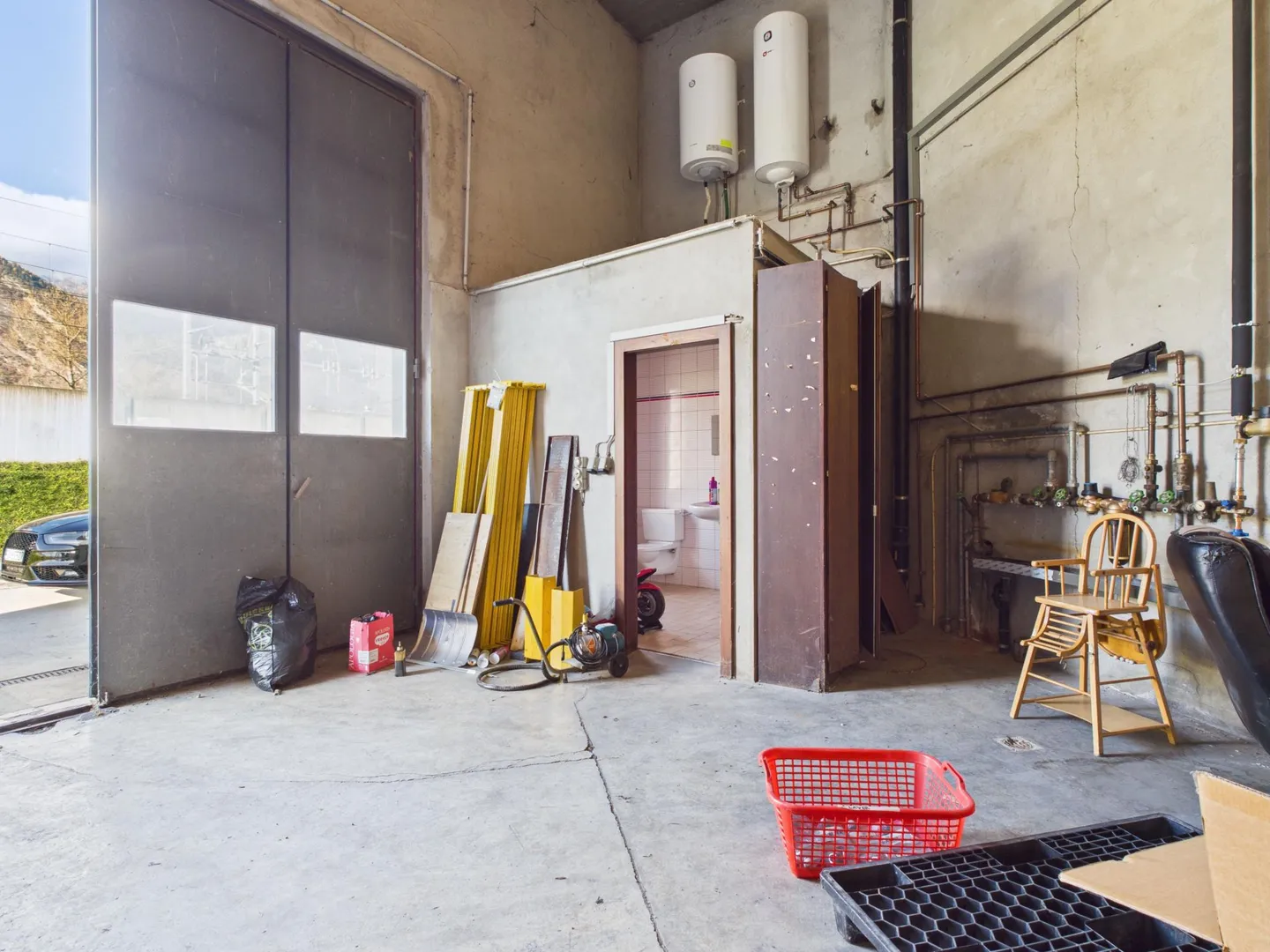 Mixed-use building for sale - Photo 3 of 9