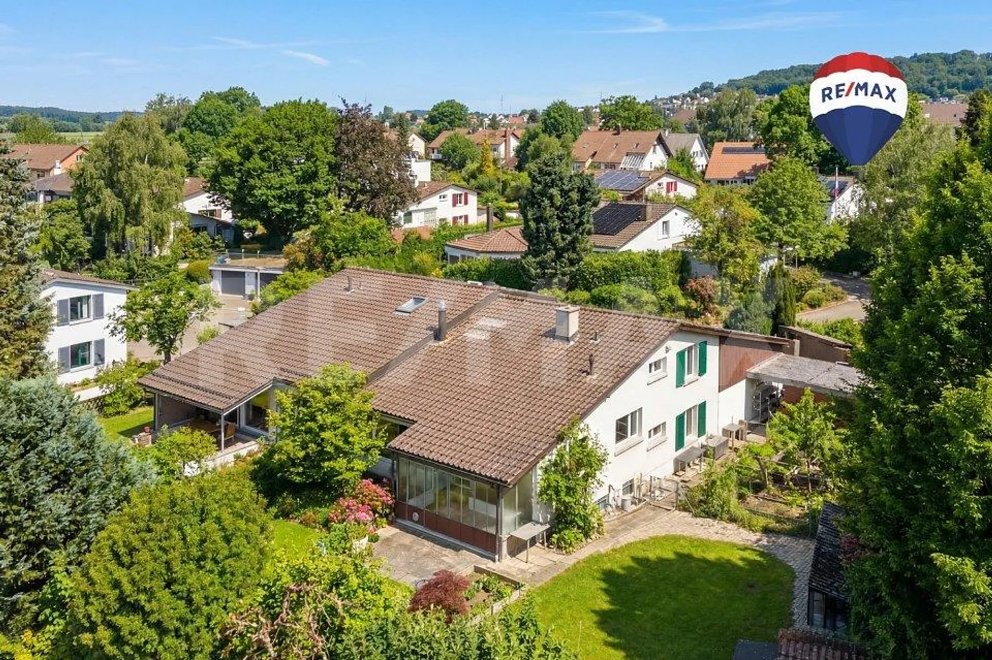 Casa bifamiliare di 5 stanze con potenziale di sviluppo in una zona residenziale tranquilla e ambita - Foto 1 di 13