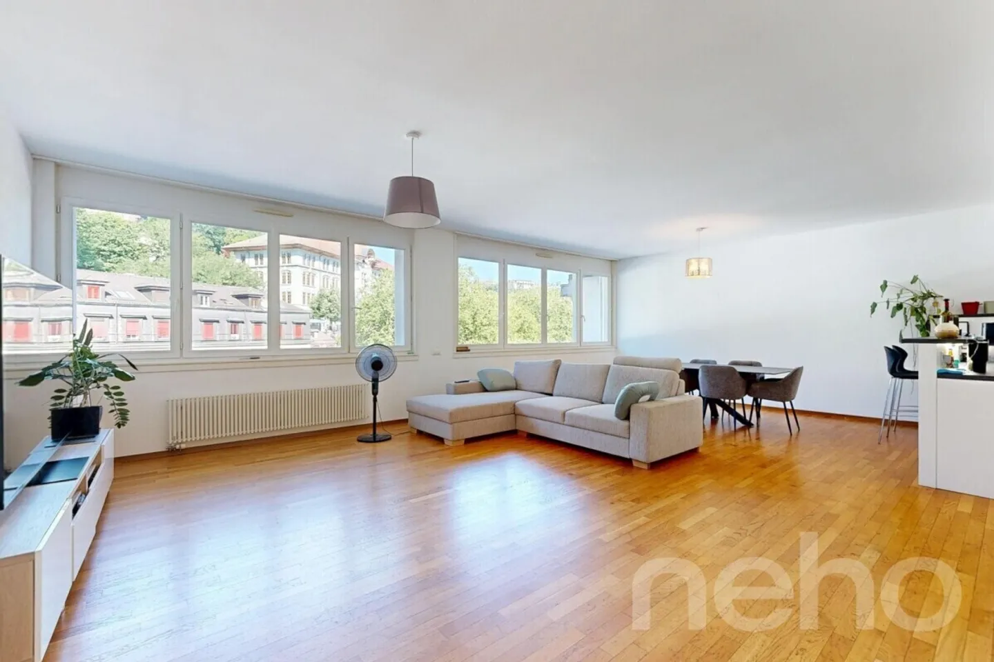 Bright family apartment just steps from all amenities - Photo 3 of 12