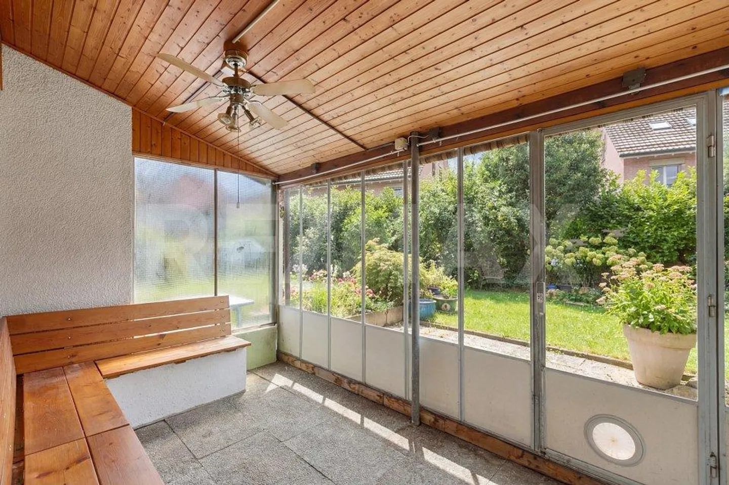 Casa bifamiliare di 5 stanze con potenziale di sviluppo in una zona residenziale tranquilla e ambita - Foto 5 di 13