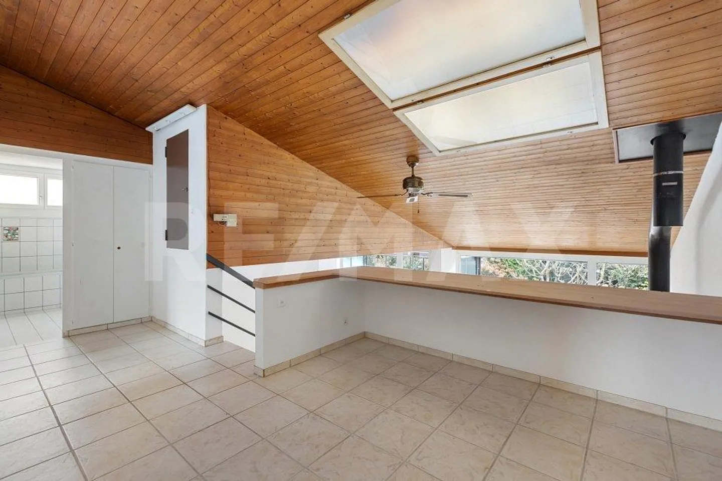 Casa bifamiliare di 5 stanze con potenziale di sviluppo in una zona residenziale tranquilla e ambita - Foto 6 di 13