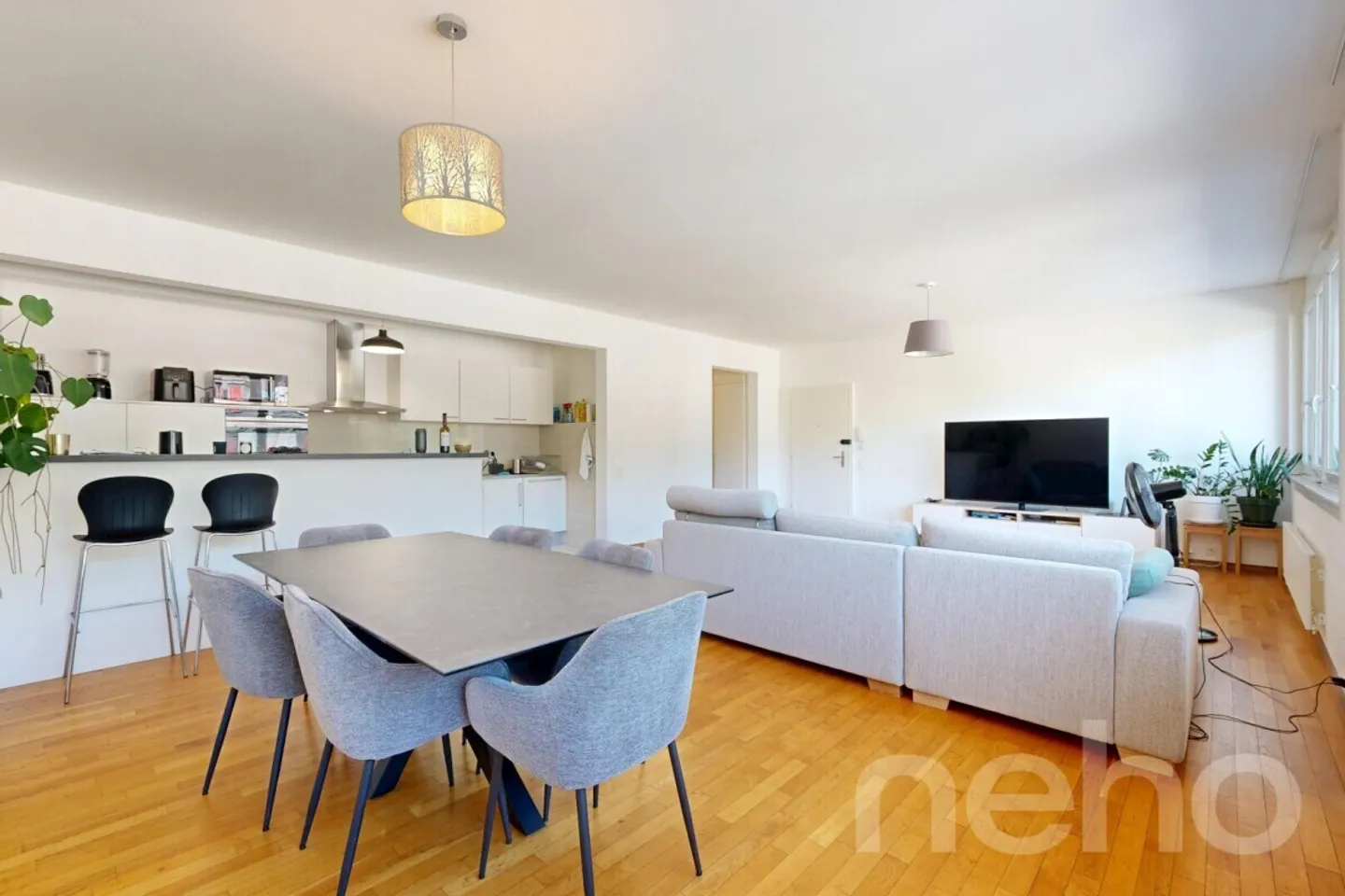 Bright family apartment just steps from all amenities - Photo 2 of 12