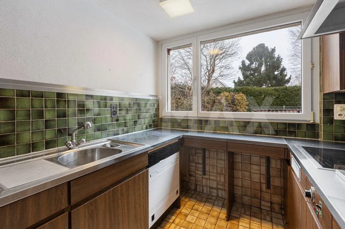 Casa bifamiliare di 5 stanze con potenziale di sviluppo in una zona residenziale tranquilla e ambita - Foto 7 di 13