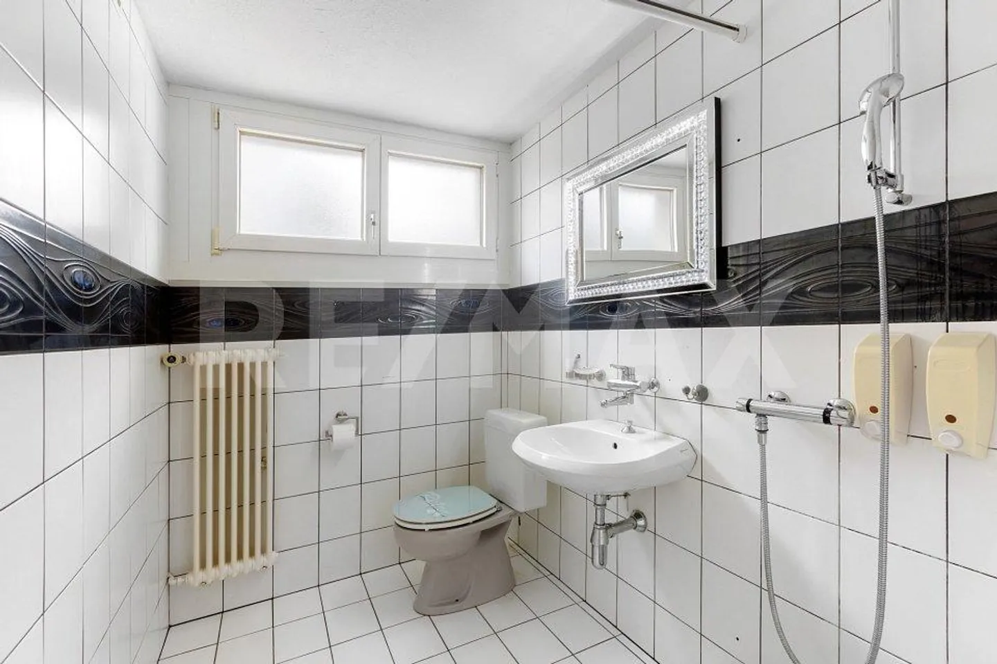 Casa bifamiliare di 5 stanze con potenziale di sviluppo in una zona residenziale tranquilla e ambita - Foto 10 di 13