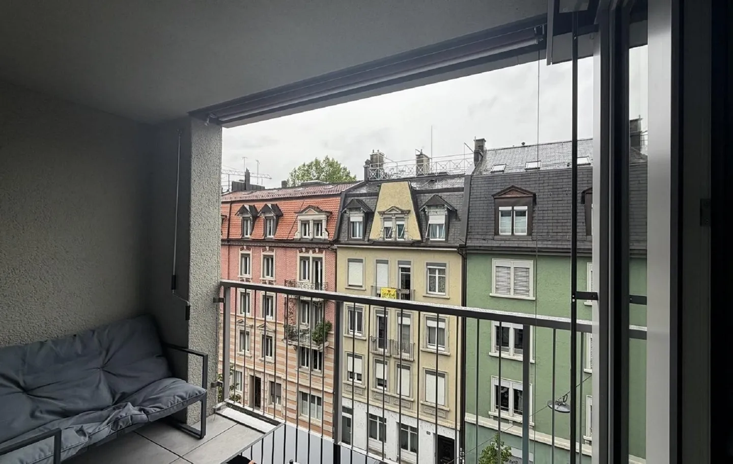 Appartement moderne 2.5 pièces avec balcon et vue sur la ville à Zurich-Binz - Photo 1 sur 9