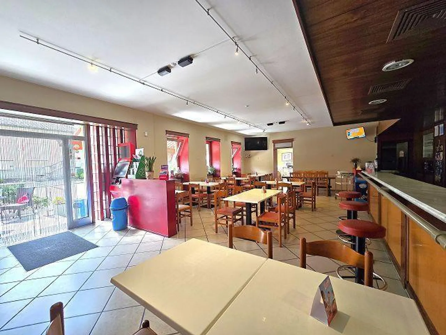 Ristorante con due appartamenti di 4,5 locali anche come immobile da reddito - Foto 2 di 46