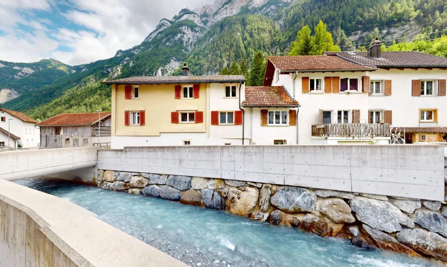Casa con stalla e grande terreno in posizione idilliaca a Vättis SG - Foto 2 di 11