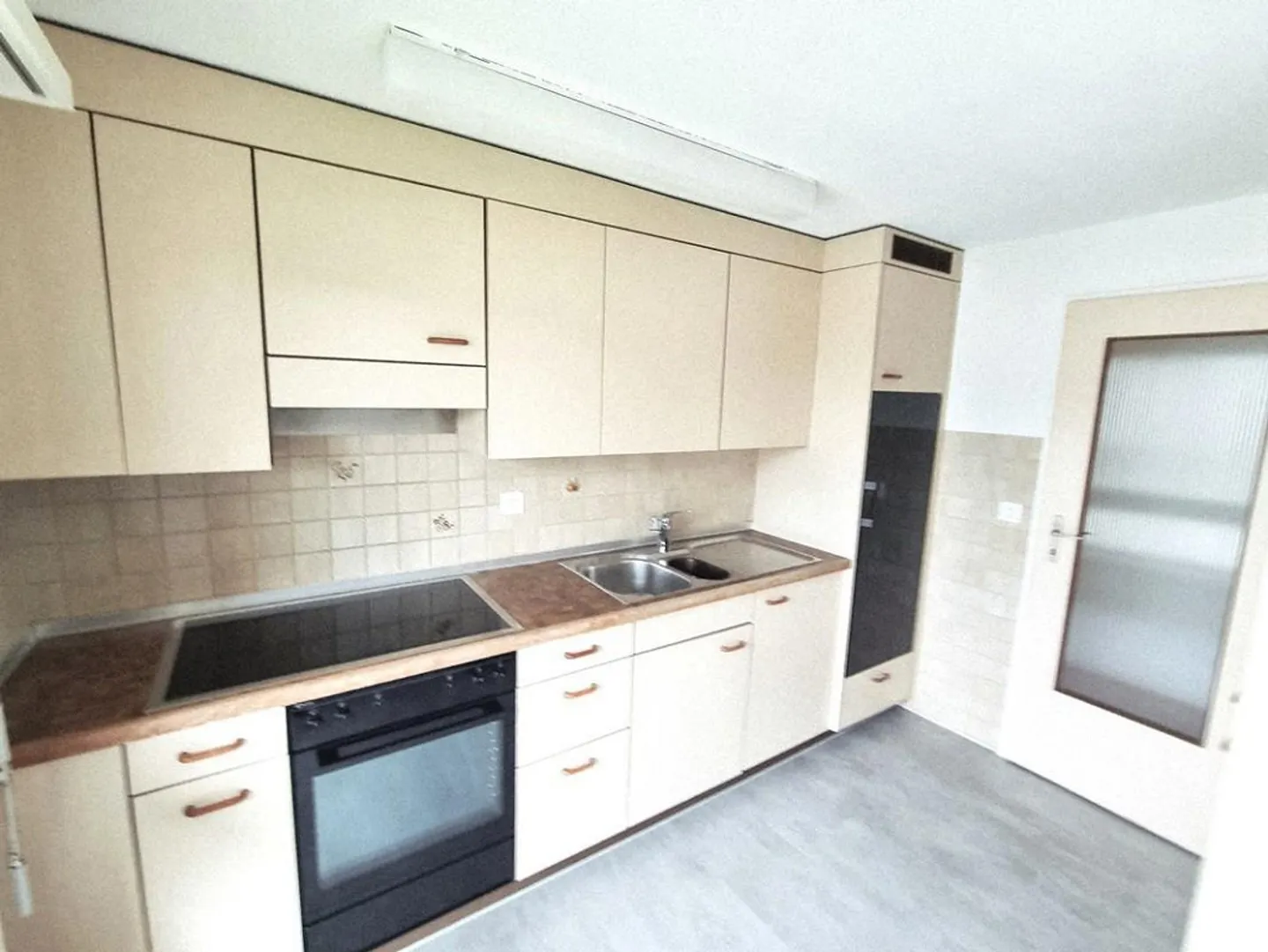Bright and partially renovated apartment in a central location - Photo 2 of 9