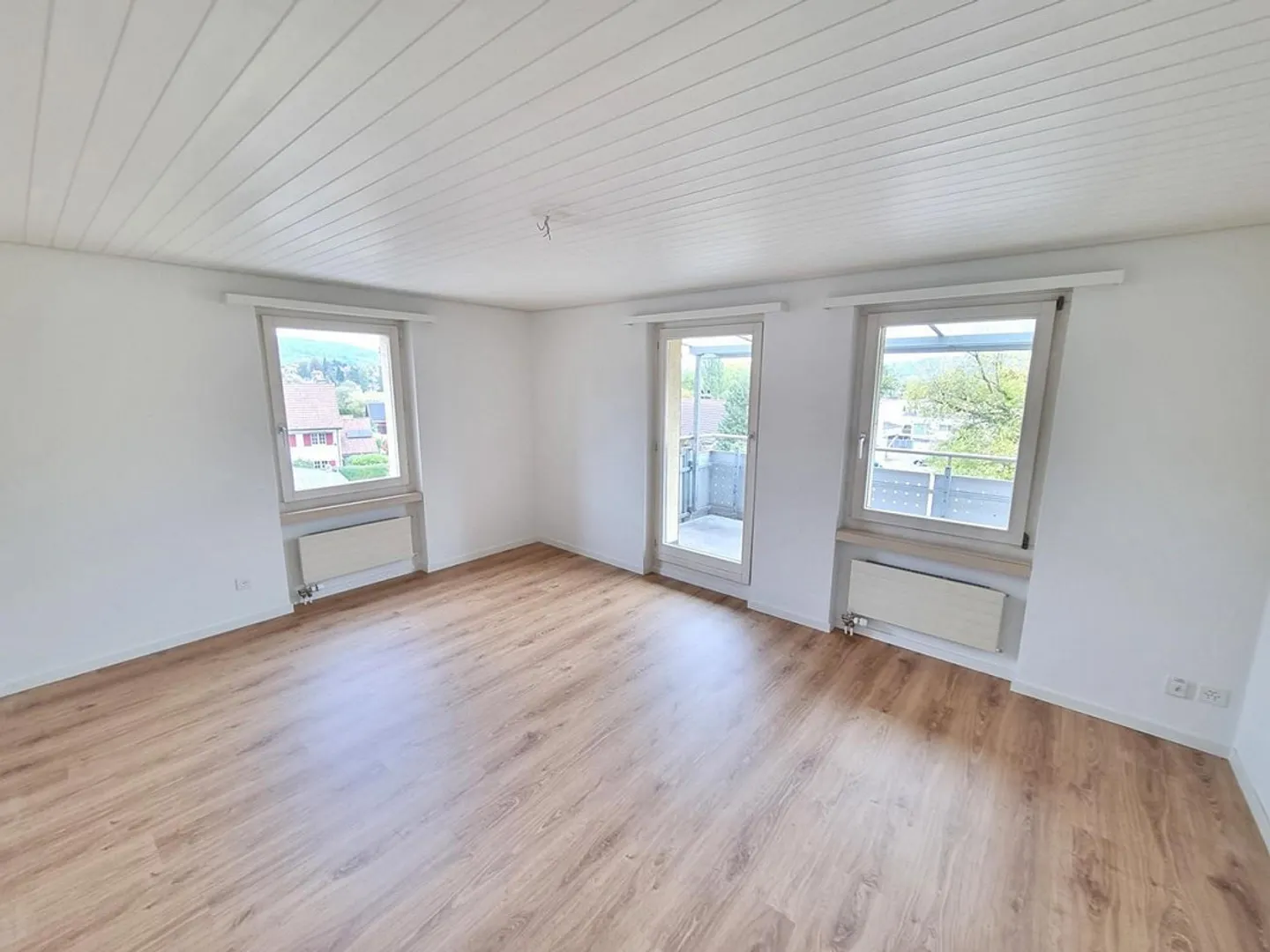 Bright and partially renovated apartment in a central location - Photo 3 of 9