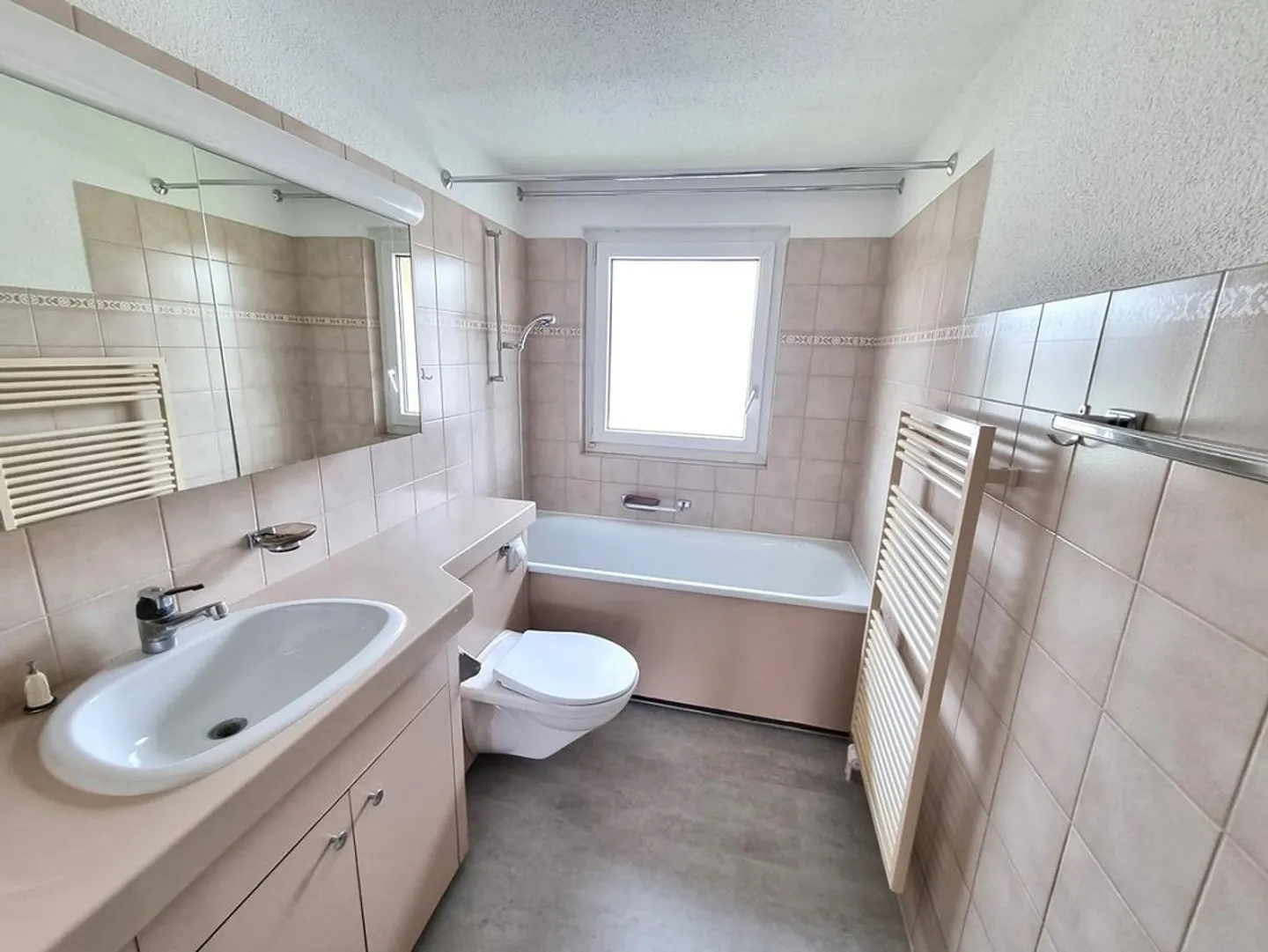 Bright and partially renovated apartment in a central location - Photo 4 of 9