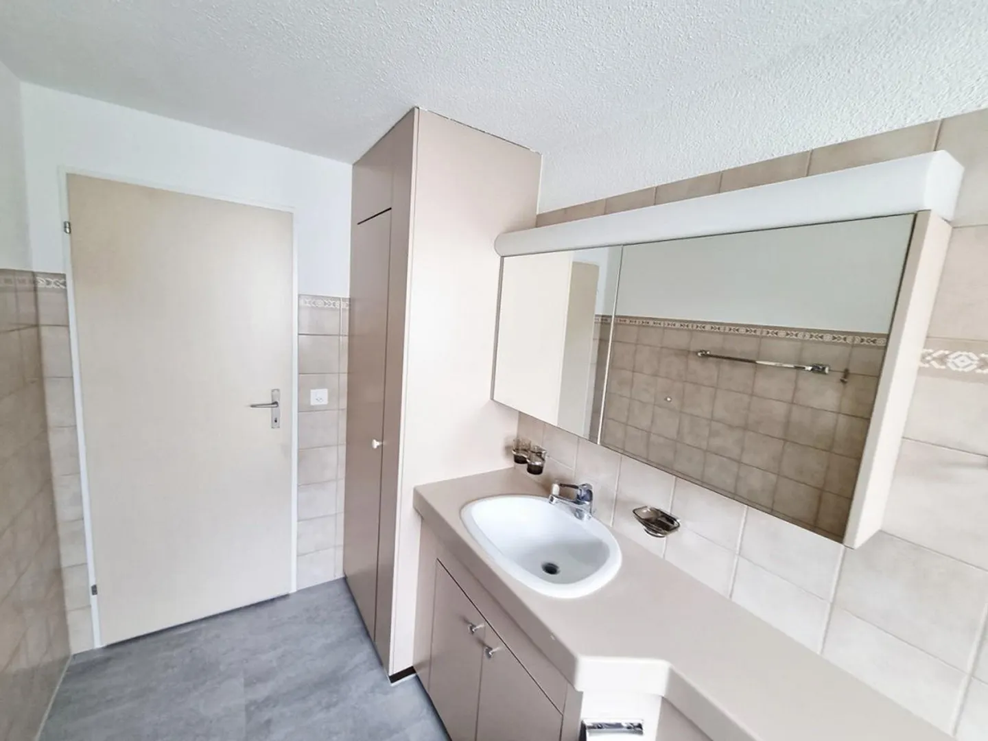 Bright and partially renovated apartment in a central location - Photo 5 of 9