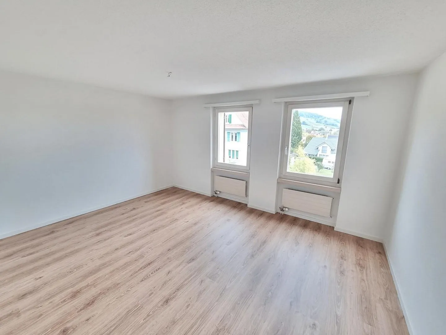 Bright and partially renovated apartment in a central location - Photo 6 of 9