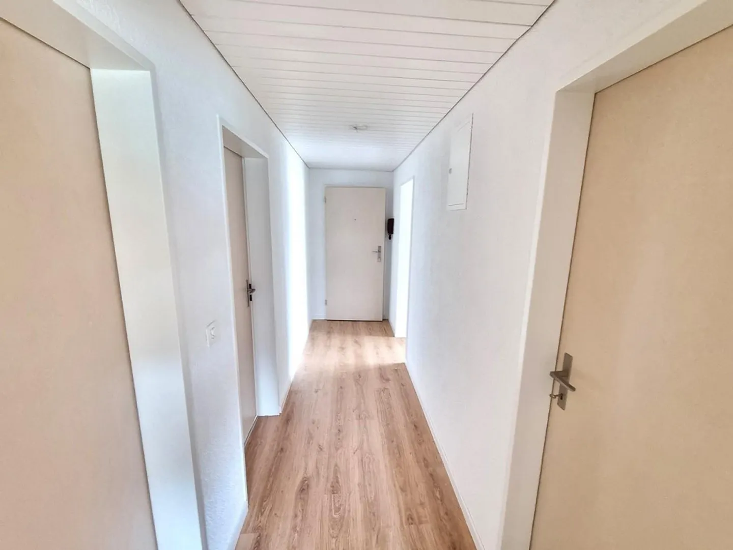 Bright and partially renovated apartment in a central location - Photo 7 of 9