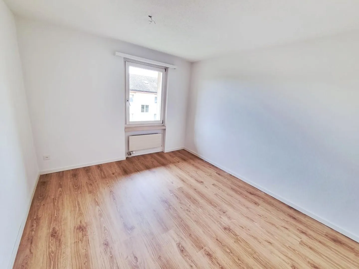 Bright and partially renovated apartment in a central location - Photo 8 of 9