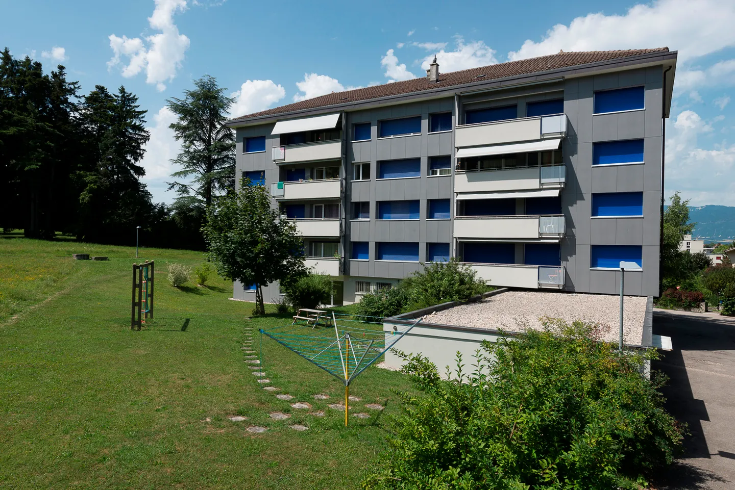 Mixed-use building for rent - Photo 2 of 3