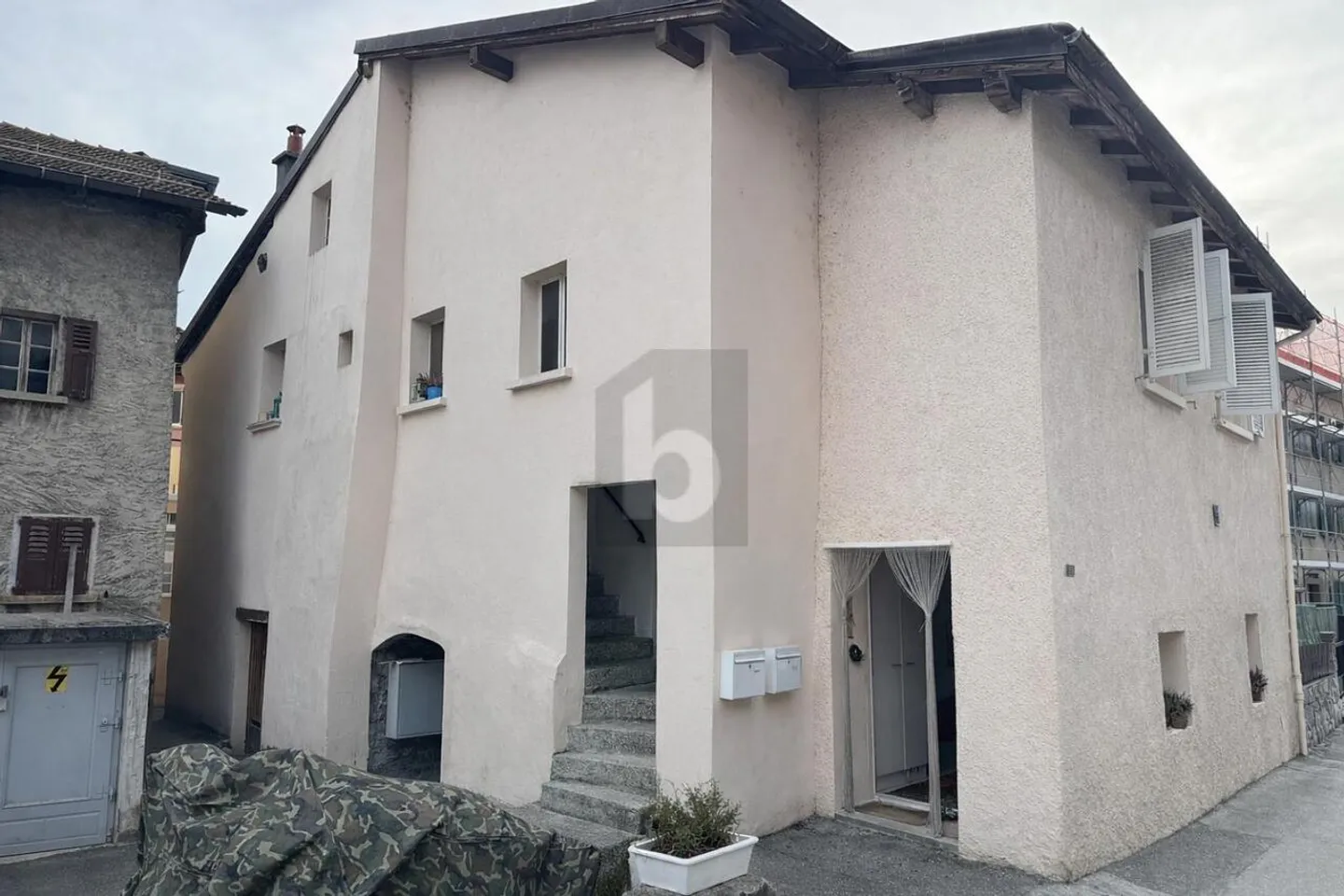 RENTAL BUILDING IN THE HEART OF THE OLD VILLAGE - Photo 2 of 6