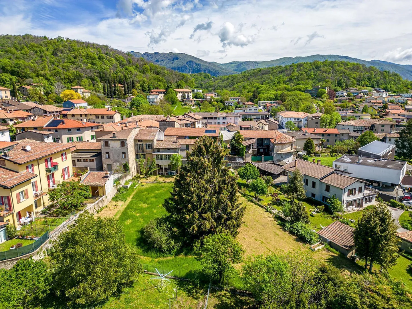 Mendrisio -Arzo, beautiful building plot with approved project - Photo 2 of 4