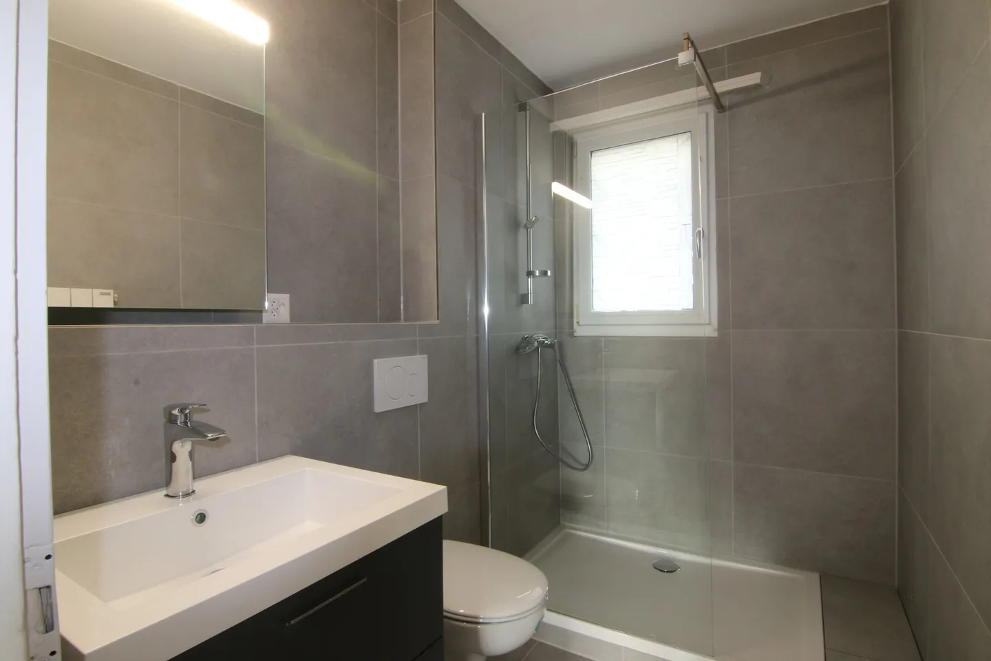 Appartement lumineux de 3 pièces après rénovation complète à Biberist - Photo 2 sur 9