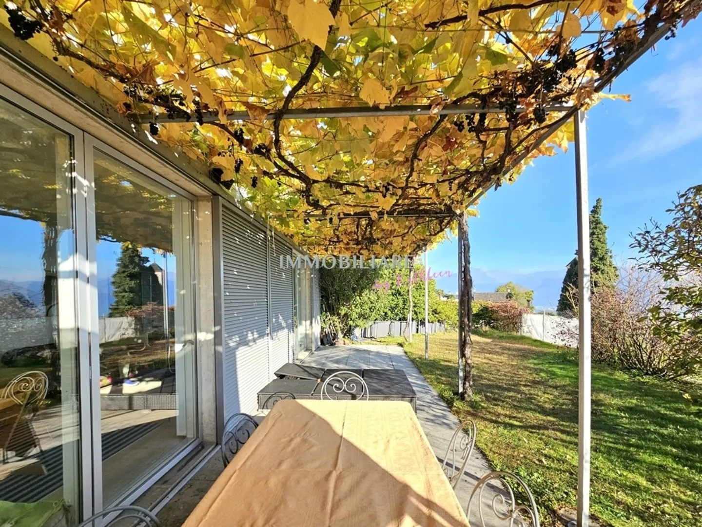 Maison moderne dans un emplacement ensoleillé et calme, avec cheminée et petit jardin - Photo 1 sur 13