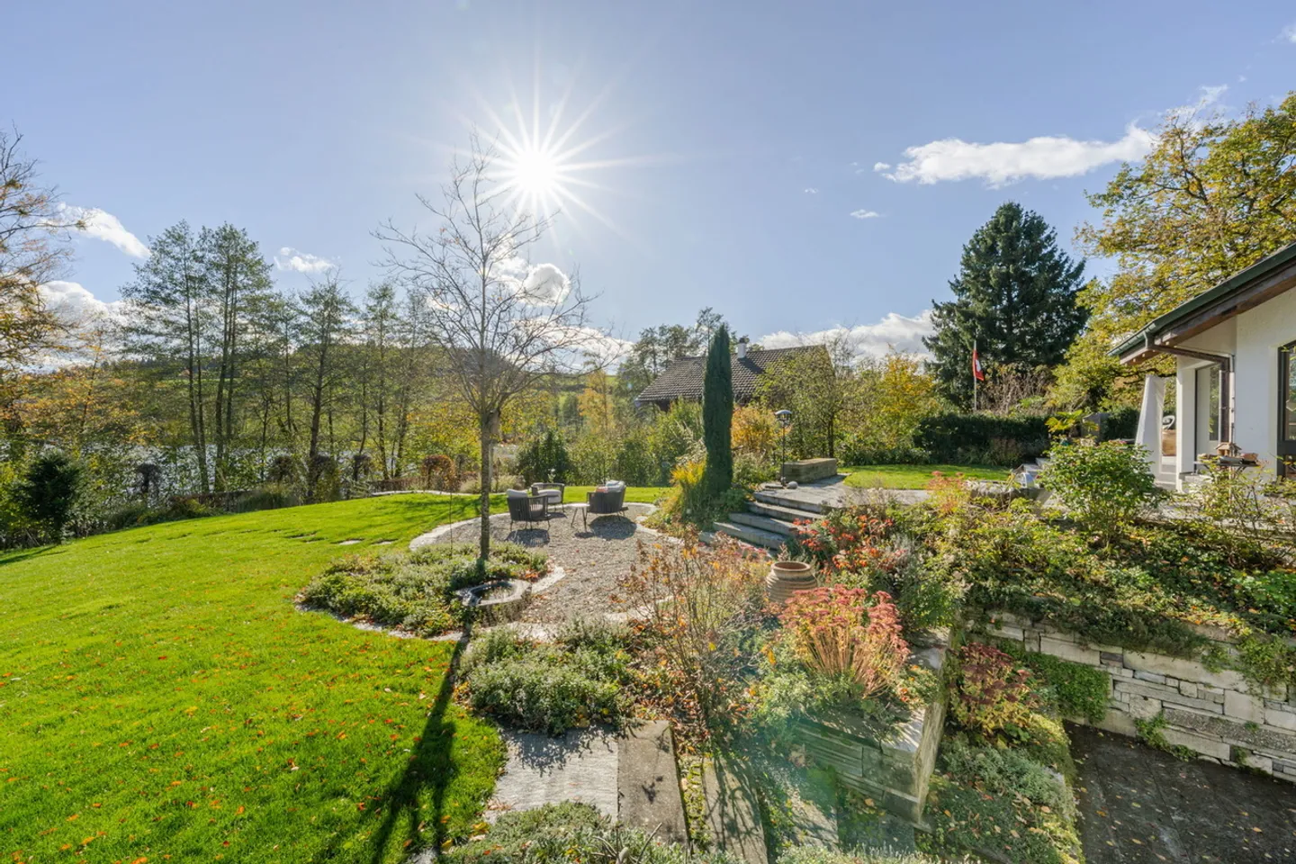 Charmante Villa mit Seeblick - Foto 1 von 4