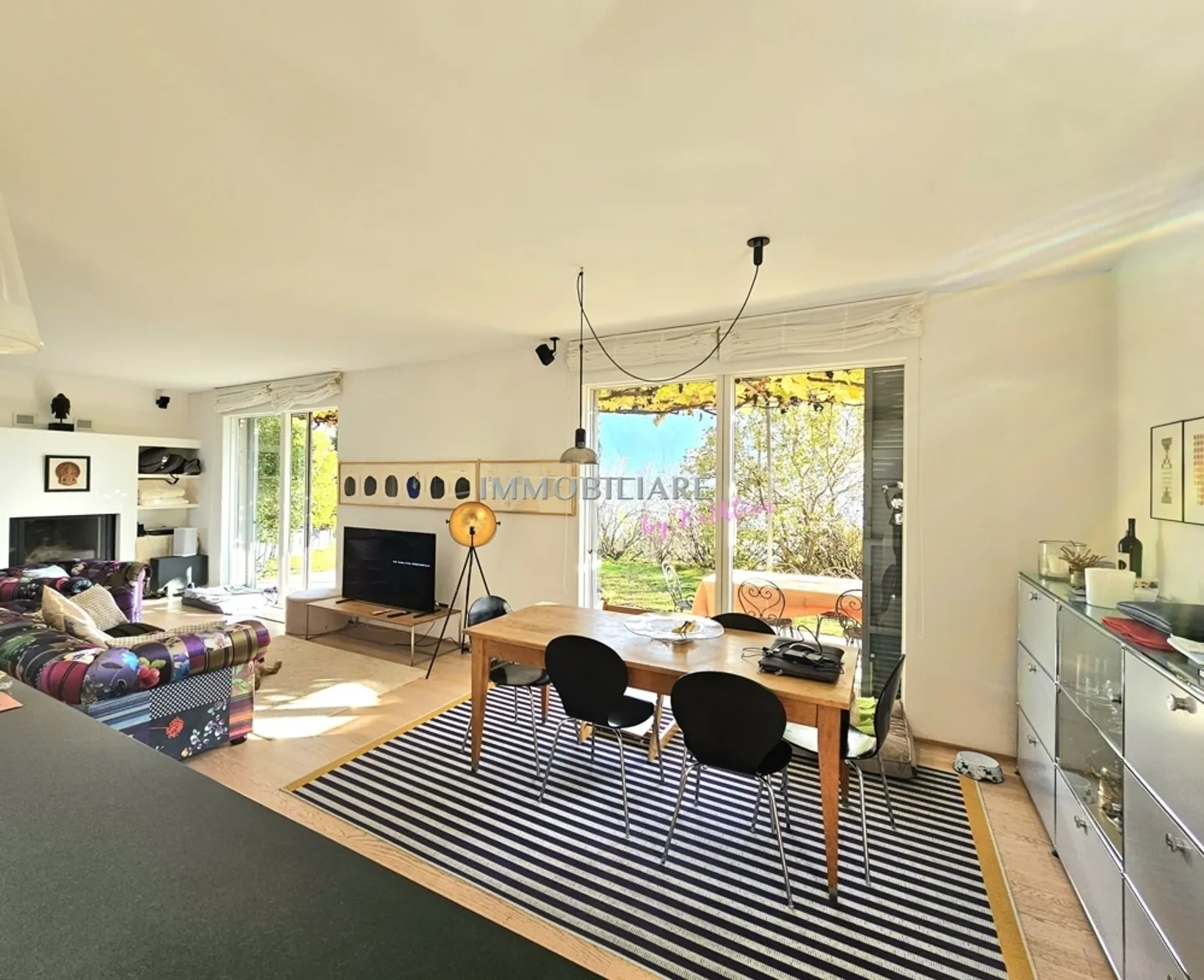Maison moderne dans un emplacement ensoleillé et calme, avec cheminée et petit jardin - Photo 2 sur 13