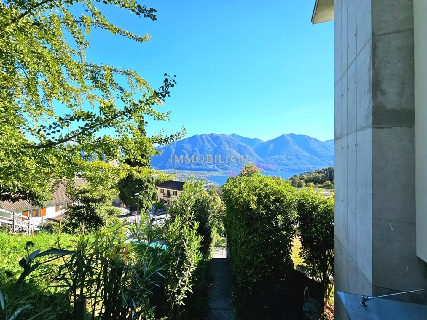 Maison moderne dans un emplacement ensoleillé et calme, avec cheminée et petit jardin - Photo 5 sur 13