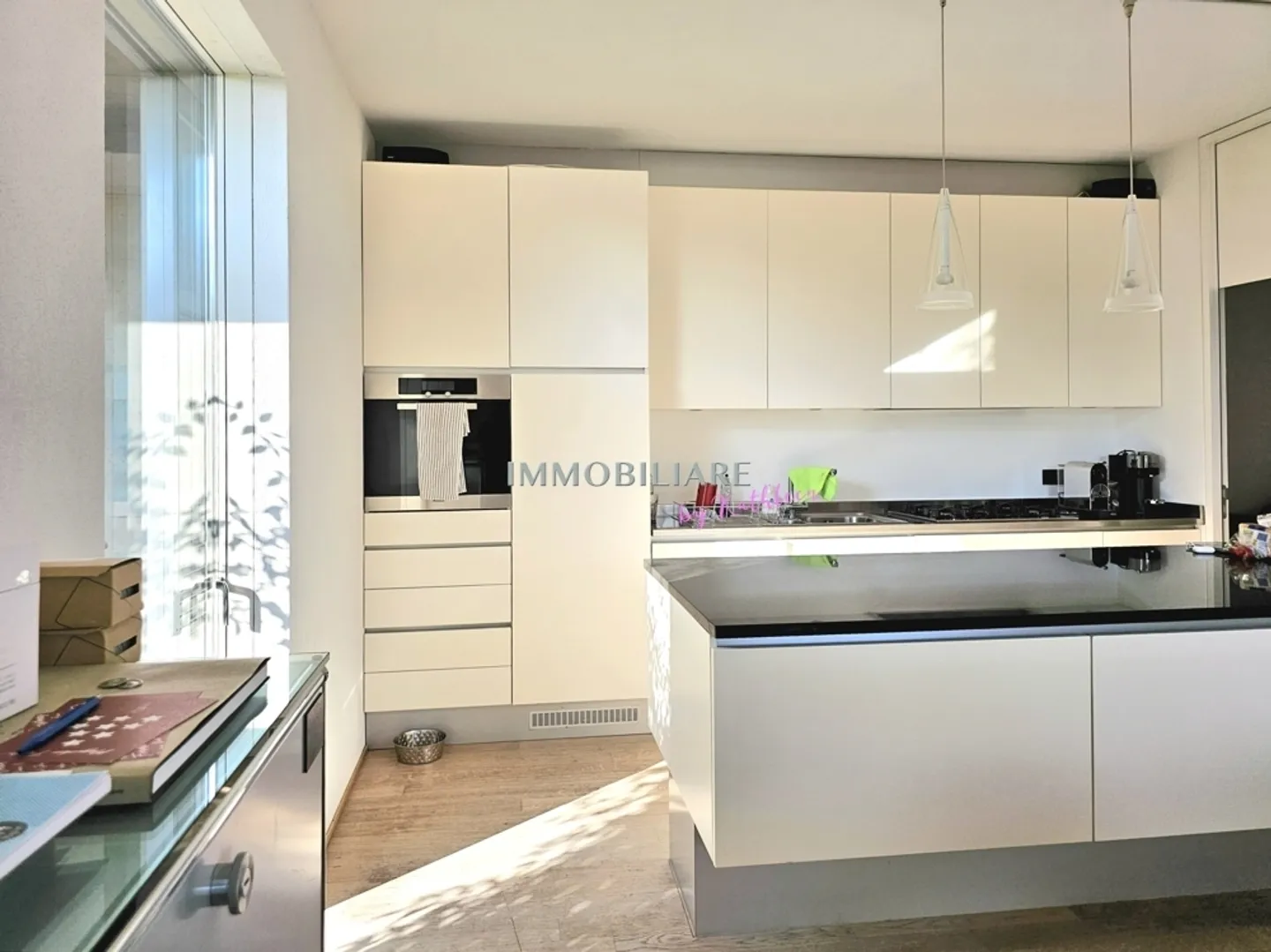 Maison moderne dans un emplacement ensoleillé et calme, avec cheminée et petit jardin - Photo 9 sur 13
