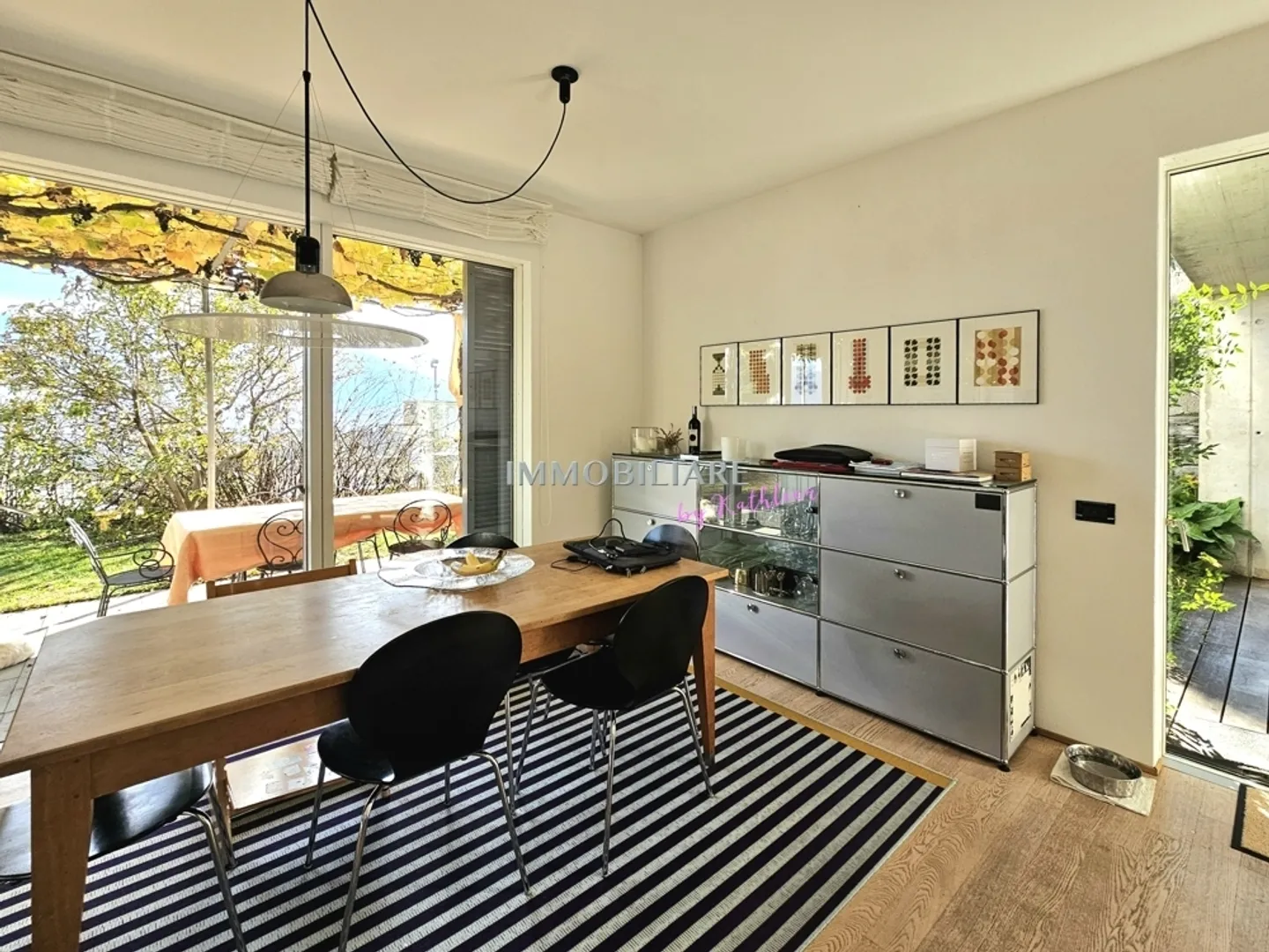 Maison moderne dans un emplacement ensoleillé et calme, avec cheminée et petit jardin - Photo 8 sur 13