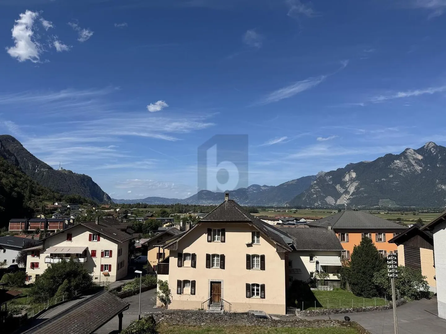 HELL MIT EINEM PRÄCHTIGEN BLICK - Foto 2 von 6