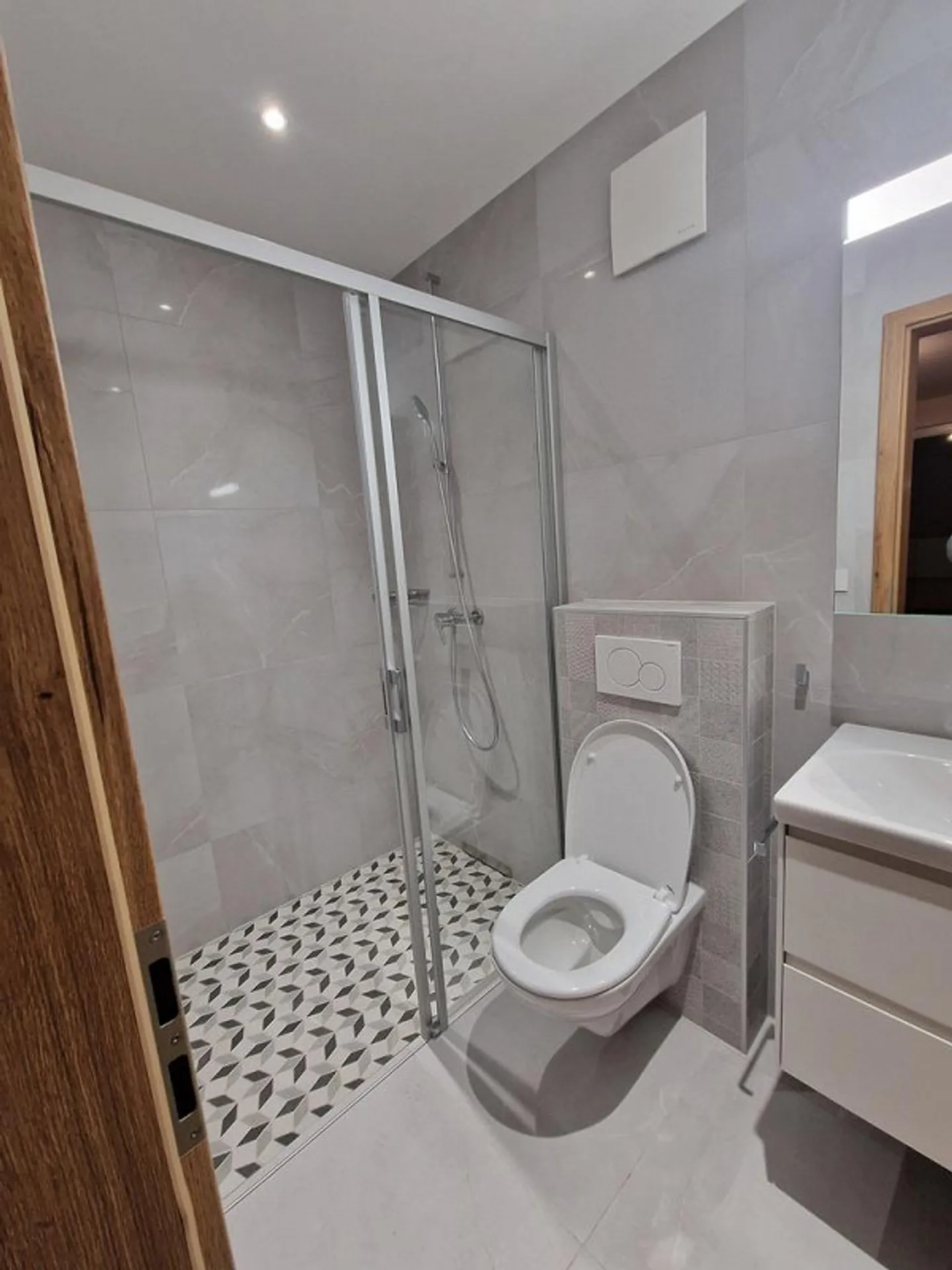 Nouvel appartement moderne et beau de 4 1/2 pièces, plan d'étage 4545-7 - Photo 8 sur 11